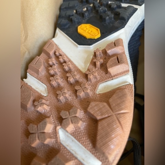 Athletic_Shoes